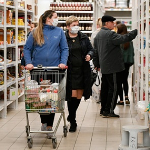 Россиянам посоветовали мыть купленные продукты вместе с упаковкой