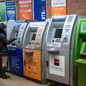 В России поменяют работу банкоматов, чтобы не распространять коронавирус через деньги