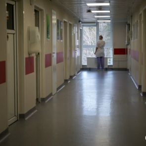 В случае нарастания числа заболевших COVID-19 губернатор не исключил, что их будут лечить на дому