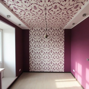 Разбираемся как клеить обои на потолок