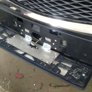 На автомобиле стоит откидная рамка для номера, но она не работает. За это тоже штрафуют?