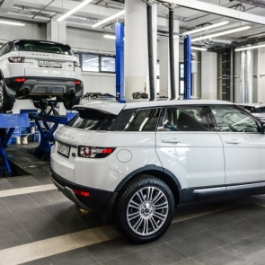 «Этот абсурд трудно понять»: эксперты — о росте утильсбора на автомобили и новой эскалации цен