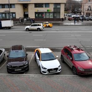 Новый подростковый челлендж оставил автовладельцев без колпачков на колесах