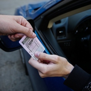 Житель Канска не смог пройти медкомиссию на водительские права и купил фальшивые. Теперь ему запрещено переезжать