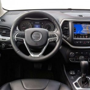 Продавец автомобиля просит снизить стоимость автомобиля в договоре. Зачем это ему?