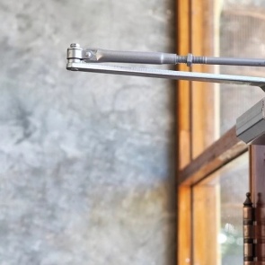 Как установить и отрегулировать доводчик двери: руководство для начинающих мастеров