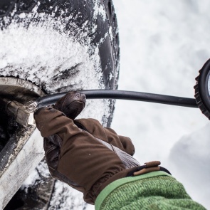 Как правильно накачивать автошины зимой