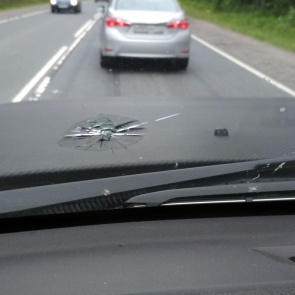 Камень из-под колёс автомобиля или при покосе – это ДТП, работает ли ОСАГО, и кто виноват?