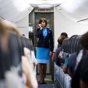 Российские бортпроводники начнут использовать наручники для авиадебоширов