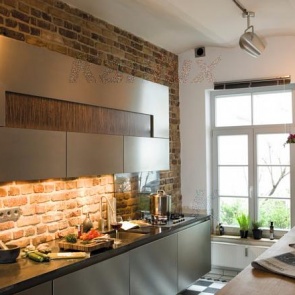 Зачем на кухне искусственный камень