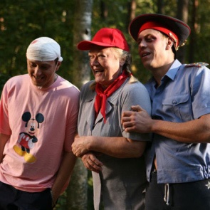 Смотрите авантюрную комедию «Каникулы строгого режима» на канале «Дом кино»!