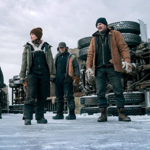 Ледяной драйв (2021) - Тающий лед, тяжелые фуры, 26 жизней и один шанс. Суровая драма о шахтерах и дальнобойщиках с Лиамом Нисоном