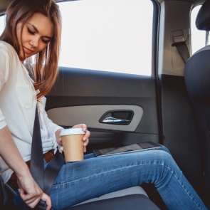 Пассажир поцарапал дверью чужое авто. Кто заплатит за ущерб?