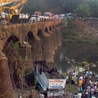 При крушении автобуса в Индии погибли 37 человек