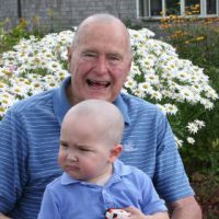 Джордж Буш-старший побрился налысо ради больного ребенка